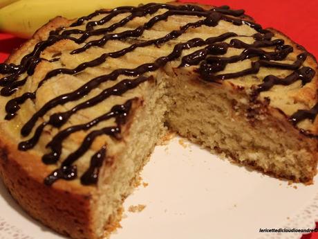 Torta al cocco, banane e salsa al cioccolato