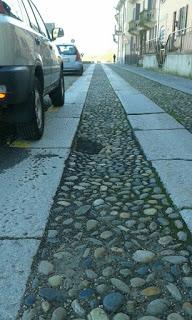 PAVIA. Via Milazzo, continuano a comparire buchi lungo la via sul tracciato della fognatura.