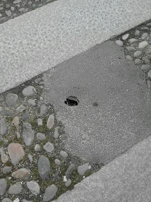 PAVIA. Via Milazzo, continuano a comparire buchi lungo la via sul tracciato della fognatura.