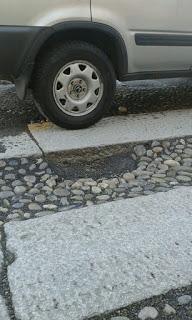 PAVIA. Via Milazzo, continuano a comparire buchi lungo la via sul tracciato della fognatura.