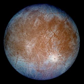 Europa ripresa dalla sonda Galileo nel 1996. Crediti: NASA/JPL/DLR