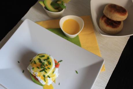 brunch senza glutine RICETTA UOVA ALLA ROYALE CON MUFFIN INGLESI GLUTEN FREE E SALSA OLANDESE CON SALMONE E AVOCADO