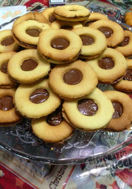 I biscotti Spitzbuben ovvero gli occhi di Bue: al cioccolato ed alla marmellata.