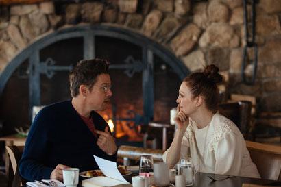 Ethan Hawke e Julianne Moore in MAGGIE's PLAN - Photo: Jon Pack © Hall Monitor, Inc.