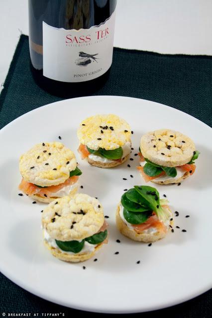 Antipasto di gallette di mais e salmone affumicato