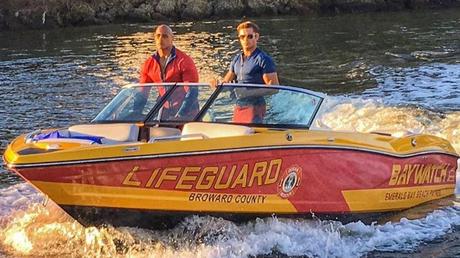 Baywatch: nuova foto con Dwayne Johnson e Zac Efron