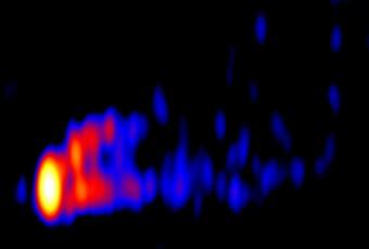 L'immagine del getto nella galassia Virgo A ottenuta combinando le riprese alla frequenza di 86 GHz del Green Bank Telescope e VLBA. Crediti: K. Hada et al., NRAO/AUI/NSF