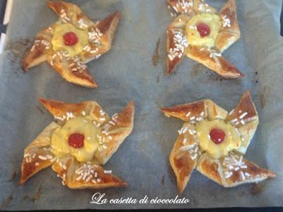 Girandole di pasta sfoglia e crema pasticcera