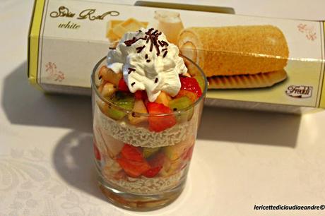 Bicchieri golosi con macedonia di frutta, Roll Swiss White e panna