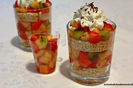 Bicchieri golosi con macedonia di frutta, Roll Swiss White e panna