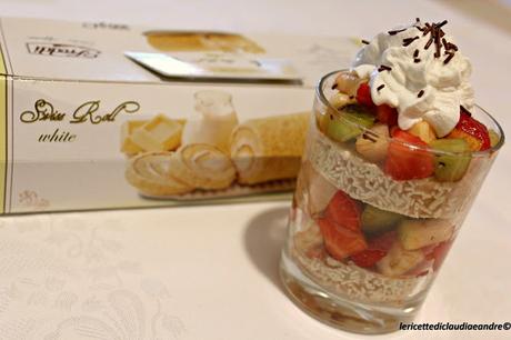 Bicchieri golosi con macedonia di frutta, Roll Swiss White e panna