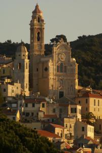 Il borgo medievale di Cervo, dominato dalla grande Chiesa dei Corallini, digrada verso il mare