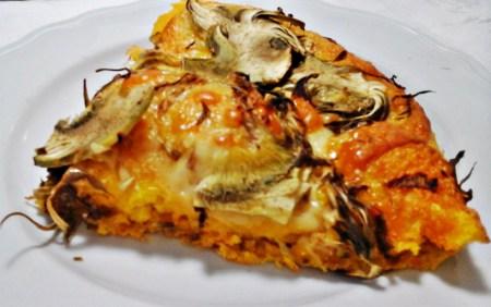 Pizza di zucca con scamorza affumicata e carciofi