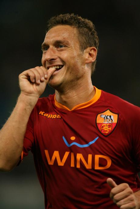 Totti merita rispetto. Dignità, classe e personaggio.  Il monumento della Roma ha ancora forza da vendere.