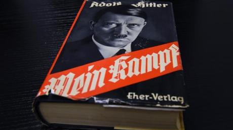 Sarebbe giusto vietare il Mein Kampf?