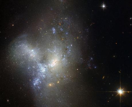 Il telescopio Hubble propone le immagini della fusione di galassie in Eridanio