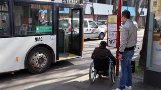 PAVIA. Non ancora risolti dal Comune e dalla Line i problemi della disabile alla fermata del bus al Demetrio.