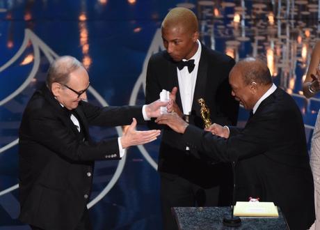 Ennio Morricone ritira il premio Oscar per la miglior colonna sonora per The Hateful Eight, consegnato dal produttore Quincy Jones e dal cantante Pharrell Williams (MARK RALSTON/AFP/Getty Images)