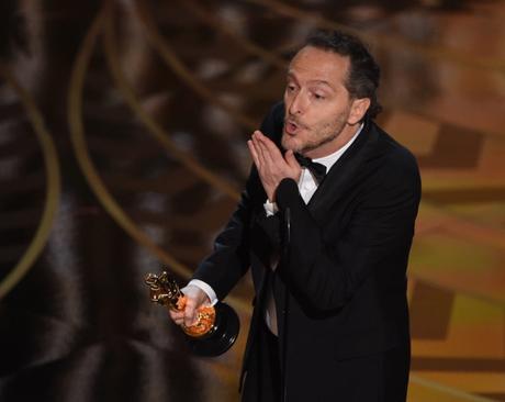 Emmanuel Lubezki manda un bacio sul palco degli Oscar dopo aver ricevuto il premio per la miglior fotografia  (MARK RALSTON/AFP/Getty Images)