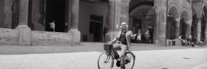 Lucio Dalla in giro per Bologna. Foto: comune di Bologna