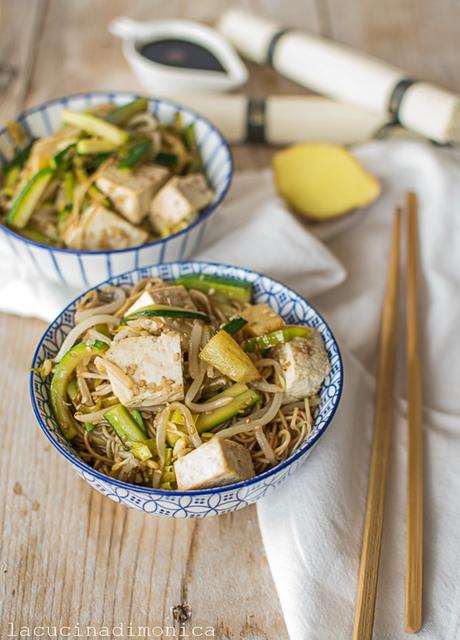 NOODLES SALTATI CON TOFU E VERDURE