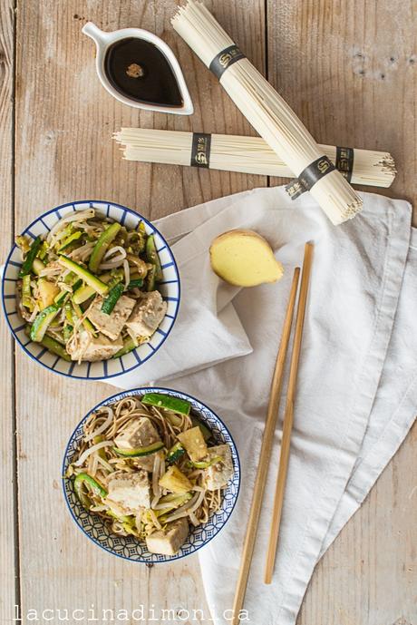 NOODLES SALTATI CON TOFU E VERDURE