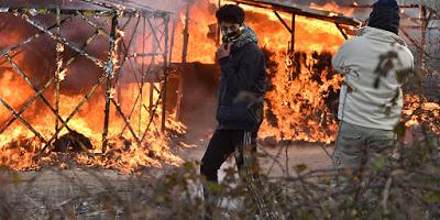 Gli scontri durante lo sgombero del campo per migranti di Calais