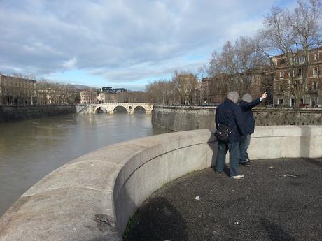 E gli addetti Atac invece di lavorare si godono il sole e si fanno i selfie sul ponte. Una riflessione su serietà