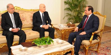 Claudio Descalzi, amministratore delegato ENI, in cordiale compagnia di Al-Sisi, dittatore egiziano