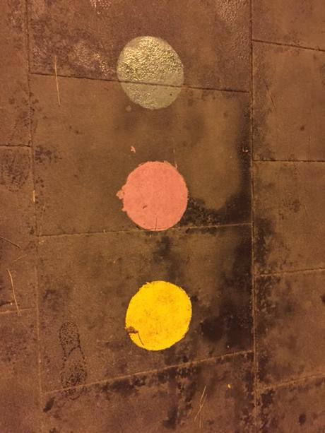 Cosa sono le strane palle colorate apparse a terra in tutto il centro? Semplice: l'ennesima sciatteria