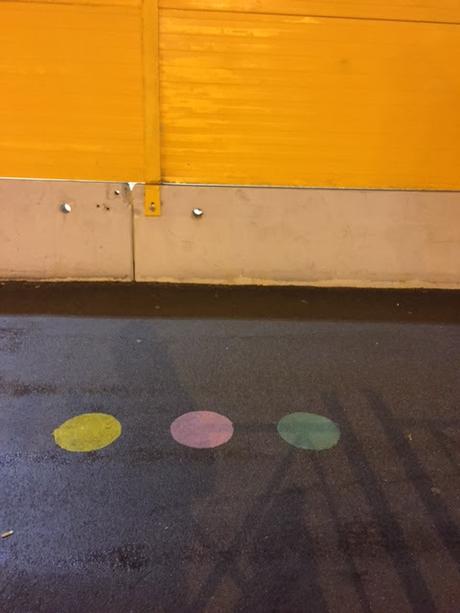 Cosa sono le strane palle colorate apparse a terra in tutto il centro? Semplice: l'ennesima sciatteria