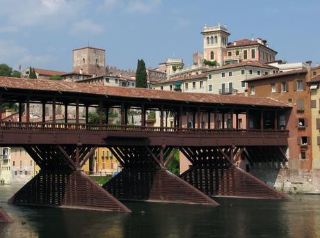 https://upload.wikimedia.org/wikipedia/commons/a/a7/Ponte_degli_Alpini_Bassano_del_Grappa_2007.jpg