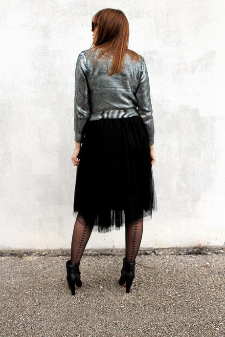 Gonna in tulle nero, crop top e calze con cuori