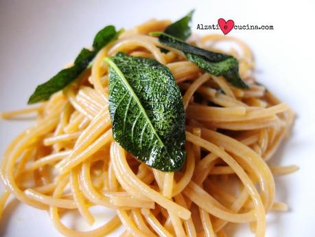 Spaghetti aglio, olio e salvia