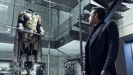 Batman v Superman, a quale Robin appartiene il costume nella Batcaverna?