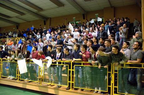Il pubblico di ieri sera alla palestra di Germignaga, dopo la vittoria dell'Epikure Luino Volley contro Besnate (Foto © Francesco Muzzopappa)