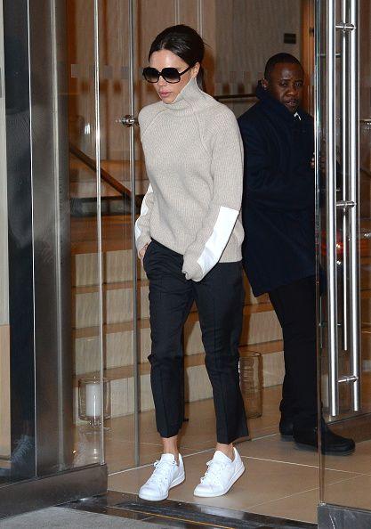 victoria-beckham-con-sneakers