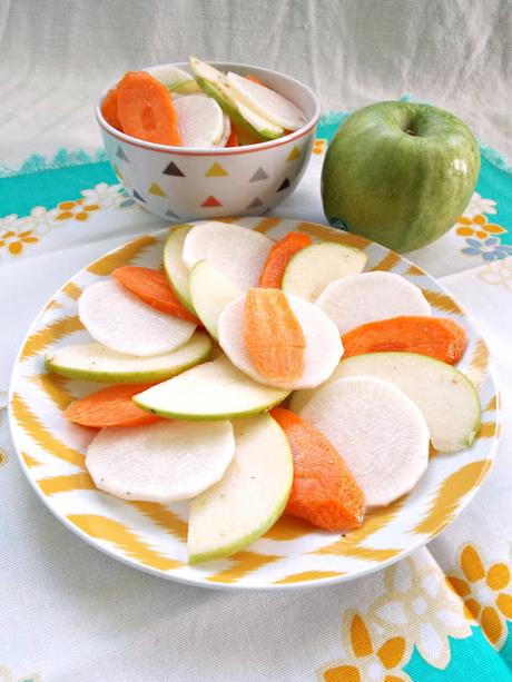 Insalata croccante alla mela verde, carote, daikon e gomasio