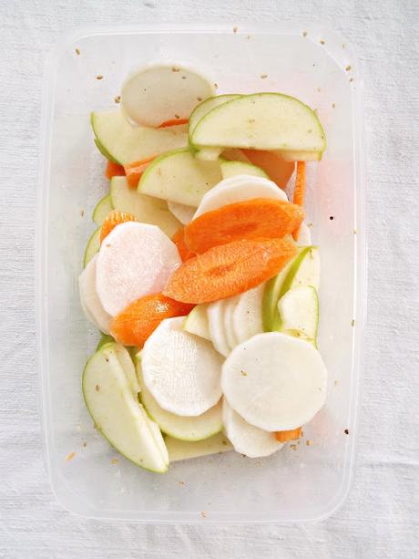 Insalata croccante alla mela verde, carote, daikon e gomasio
