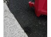 PAVIA. toppa catrame tiene: inizia riaprirsi buca nella strada.