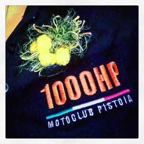 Una mimosa crochet anche per il Motoclub Di Pistoia