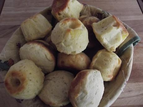 AUGURI A TUTTE LE DONNE E FOCACCINE ALLE PATATE