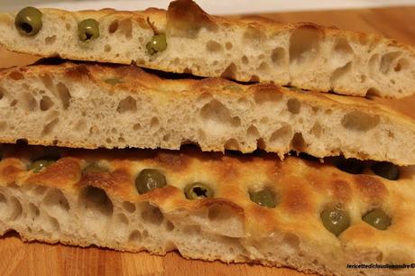 Focaccia con olive e lievito madre, a lunga lievitazione