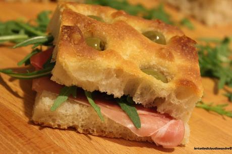 Focaccia con olive e lievito madre, a lunga lievitazione