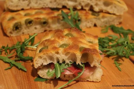 Focaccia con olive e lievito madre, a lunga lievitazione