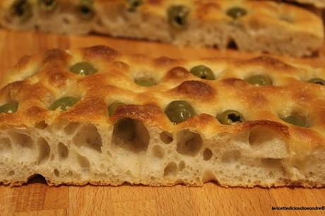 Focaccia con olive e lievito madre, a lunga lievitazione