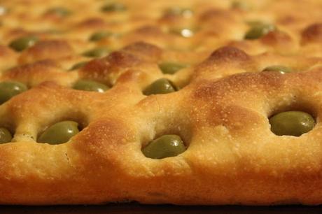 Focaccia con olive e lievito madre, a lunga lievitazione