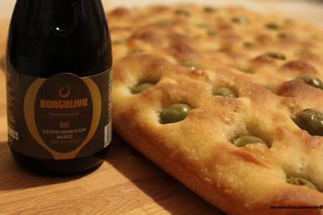 Focaccia con olive e lievito madre, a lunga lievitazione