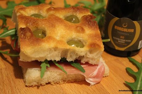 Focaccia con olive e lievito madre, a lunga lievitazione