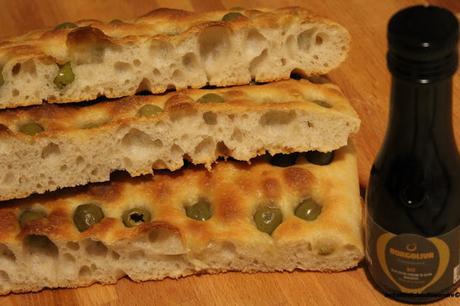 Focaccia con olive e lievito madre, a lunga lievitazione